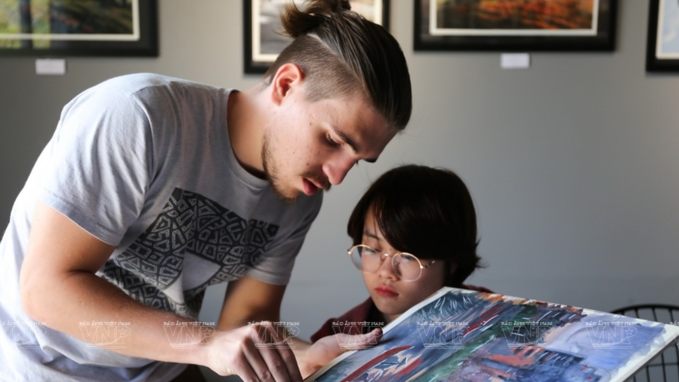 hoa si nga dung tranh ve de chuyen tai thong diep van hoa viet