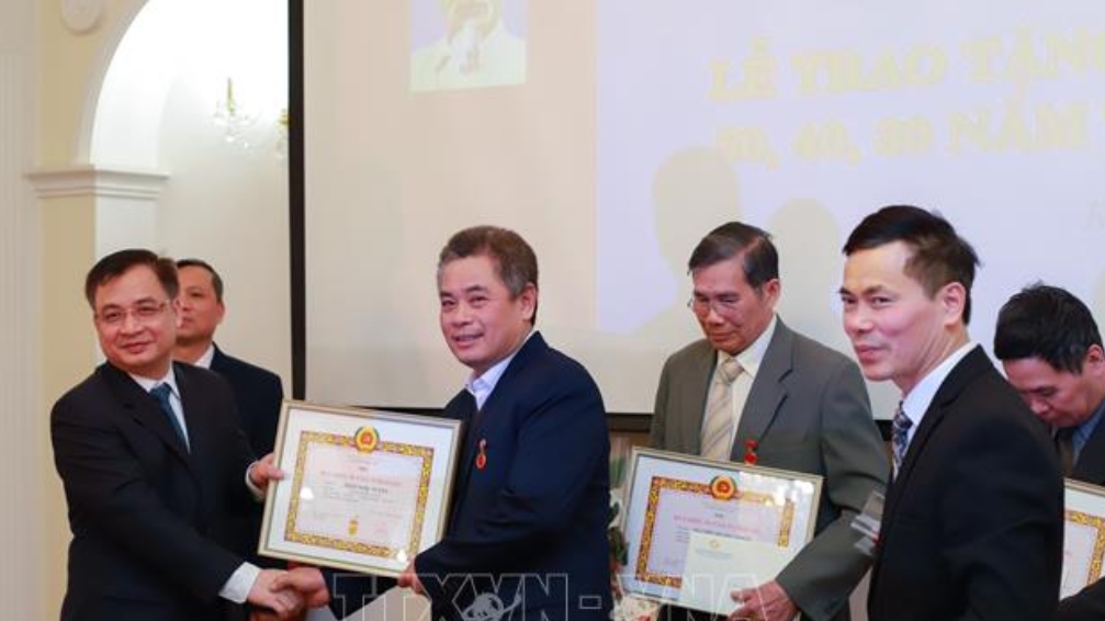 trao huy hieu cho cac dang vien lao thanh cua dang bo kharkiv ukraine