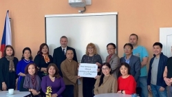 cong dong nguoi viet tai czech quyen gop 50000 eurocho trung tam bao tro nguoi khuyet tat