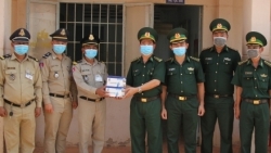 bo doi bien phong viet nam trao tang khau trang va thiet lap duong day nong giup cac tinh giap bien cua lao va campuchia