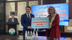 dai hoc duoc ha noi trao 400 chai nuoc rua tay kho cho dai su quan y va phap tai viet nam