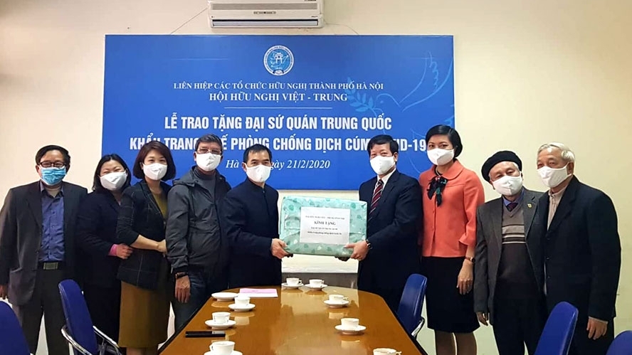 Hội hữu nghị Việt-Trung TP. Hà Nội tặng 1.000 khẩu trang cho Đại sứ quán Trung Quốc tại Việt Nam