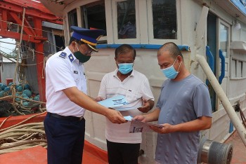 Vùng Cảnh sát biển 4 tổ chức tuyên truyền biển đảo và tặng cờ Tổ quốc cho ngư dân