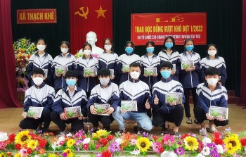 zhi shan foundation ho tro hon 650 trieu dong cho hoc sinh co hoa n ca nh kho khan cua ha tinh
