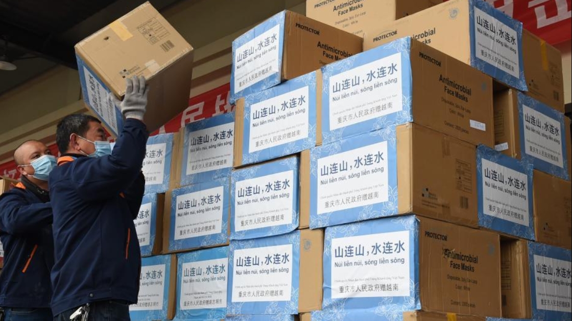 tinh trung khanh trung quoc tang 100000 khau trang y te giup viet nam chong covid 19