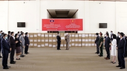 lao da tiep nhan gan 5 tan hang vien tro chong dich covid 19 cua viet nam