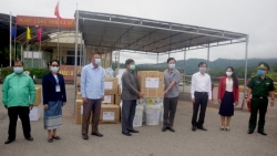 quang tri tang vat tu y te tri gia hon 300 trieu dong giup salavan lao chong covid 19