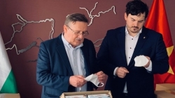 dai su hungary tai viet nam gui thu cam on mon qua khau trang cua nhung nguoi ban viet