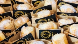 co chu viet ung ho 100 chiec banh my giup cac y bac si phap tuyen dau chong dich covid 19