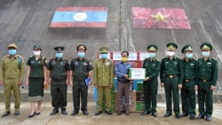 Bộ đội biên phòng Việt Nam tặng quà, chúc Tết cổ truyền Bunpimay lực lượng vũ trang Lào