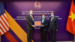 viet nam trao tang vat tu y te giup nhat ban hoa ky va lien bang nga chong covid 19