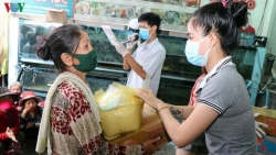 doanh nghiep viet trao 130 suat qua giup dong bao tai campuchia phong chong covid 19