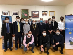 dai su quan viet nam tai nhat ho tro 100 thung my tom cho cong dan viet tai fukushima gap kho khan vi covid 19