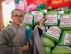 hoi phat tu viet nam tai han quoc trao qua cho ba con kho khan tai cu chi thanh pho ho chi minh chong covid 19