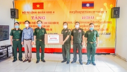 quan khu 4 trao hon 2 ty dong tien vat tu y te ho tro lao chong covid 19