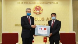 bo cong an viet nam tang 10000 khau trang cho bo noi vu phap phong chong covid 19