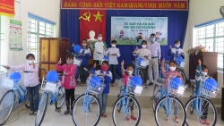ChildFund trao tặng xe đạp cho trẻ em nghèo tại Bắc Kạn và Cao Bằng