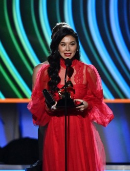 Nữ ca sĩ gốc Việt Sangeeta Kaur giành giải tại Grammy 2022