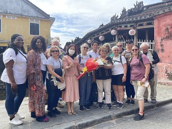 mo lai duong bay quoc te hoi an don doan khach du lich my dau tien