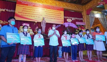 trao 85 suat hoc bong den hoc sinh sinh vien khmer kinh lao campuchia tai tphcm