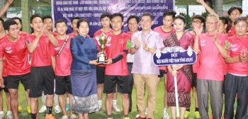 4 tinh hoi nguoi viet nam tai nam lao da bong giao huu nhan ngay 304 va 15