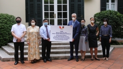 hoi huu nghi viet nam duc trao 80000 khau trang giup nhan dan nuoc ban chong covid 19