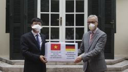 cuu du hoc sinh duc ung ho 5000 khau trang giup duc chong covid 19