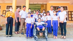 Medipeace tặng xe lăn điện cho ba học sinh khuyết tật tỉnh Quảng Trị