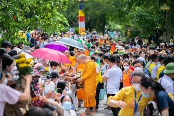 gan 300 chu ton hoa thuong thuong toa va tang ni nuoc ngoai du le phat dan tai chua ba vang