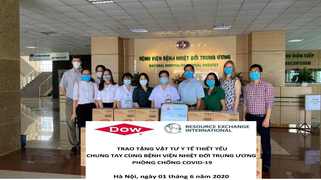 cong ty dow chemical viet nam trao tang vat tu y te tri gia hon 100 trieu dong cho benh vien nhiet doi trung uong 2 phong chong covid 19