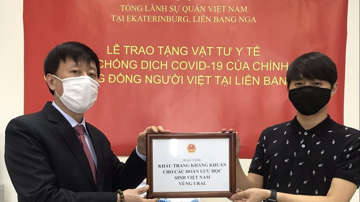 chinh phu viet nam gui tang 18000 khau trang cho cong dong nguoi viet o mien trung lien bang nga