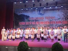 Trao 100 suất học bổng "Chung tay vì trẻ em tỉnh Điện Biên năm 2020”