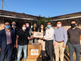 Tổng lãnh sự quán Việt Nam tại San Francisco trao 15.000 khẩu trang giúp bà con Việt kiều chống COVID-19