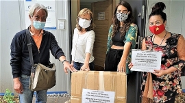 Người Việt tại Đức trao 900 khẩu trang giúp nhân dân Berlin chống COVID-19