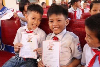 childfund trao 1000 phan qua ho tro hoc sinh buoc vao nam hoc moi