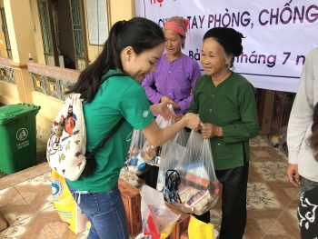 adra trao 250 phan qua giup nguoi dan khac phuc covid 19