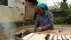 Chiêm ngưỡng cách phụ nữ Mông tạo hoa văn trên thổ cẩm