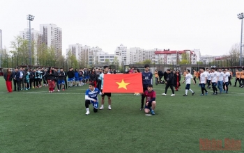 nguoi viet tai nga to chuc giai bong da cong dong