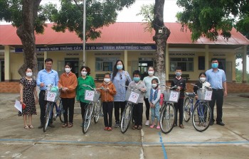 Chương trình "Xe đạp yêu thương-Nâng bước em đến trường" tại Đắk Lắk