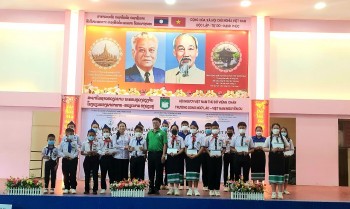 thanh pho ho chi minh trao 500 phan qua cho kieu bao va nguoi dan lao