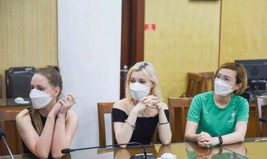 Hai nữ du khách Nga nhận lại điện thoại bị mất: "Chúng tôi sẽ chia sẻ với bạn bè về sự hỗ trợ này"