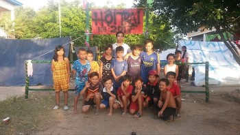 nguoi thay gieo mam chu viet tren dat ban