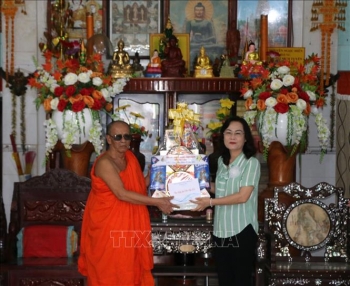 tham chuc mung hoi doan ket su sai yeu nuoc tinh bac lieu nhan dip le sen dolta