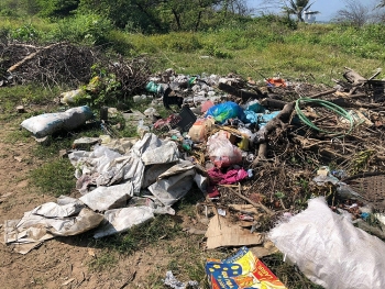 ghenh da nam o ngap trong rac