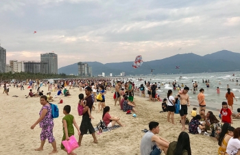 bai bien da nang dong nghit du khach ngay nang