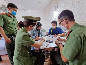 hai co gai tai da nang bi bat vi dua chuyen gia rom vao viet nam