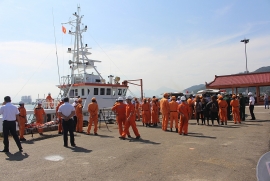 Cấp cứu ngư dân bị nạn gần đảo Tri Tôn ở Hoàng Sa