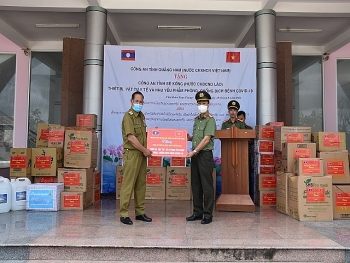 Công an Quảng Nam tặng thiết bị, vật tư y tế phòng chống Covid – 19 cho Công an tỉnh Sê Kông – Lào
