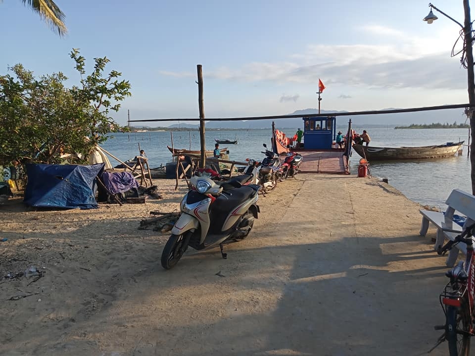 Thiếu nước ngọt, hàng chục hộ dân ở xã đảo Tam Hải nhọc nhằn đi xin nước