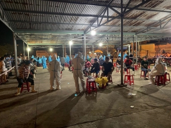 Đà Nẵng: Trắng đêm phong tỏa, xét nghiệm tại cảng cá Thọ Quang